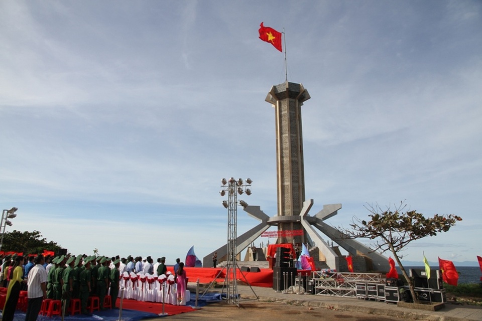 Khánh thành cột cờ Tổ quốc trên hòn đảo 2 lần được phong Anh hùng - 1 Cột cờ đảo Cồn Cỏ được xây dựng khang trang