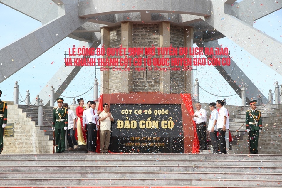 Khánh thành cột cờ Tổ quốc trên hòn đảo 2 lần được phong Anh hùng - 2 Lãnh đạo tỉnh khánh thành cột cờ đảo Cồn Cỏ