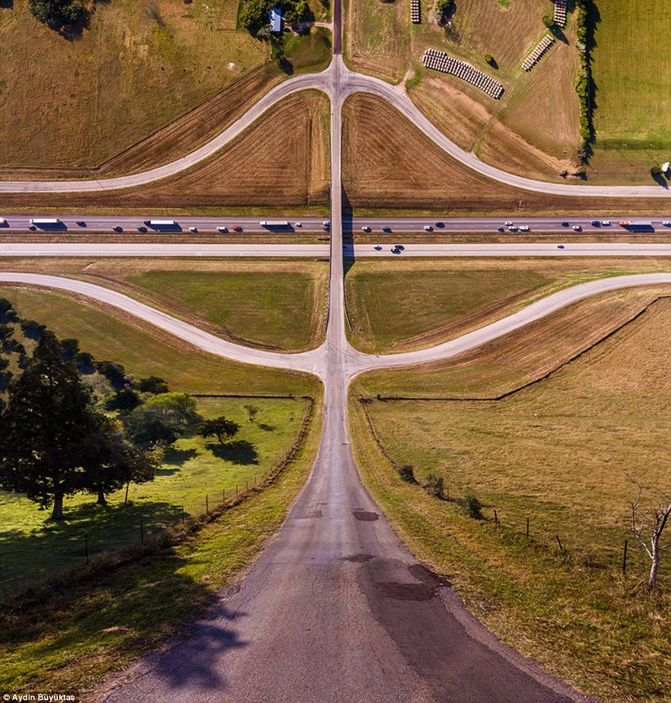 Từ hình ảnh chụp bằng drone, nhiếp ảnh gia chỉnh sửa qua phần mềm 3D để tạo nên những đường cong mềm mại. Trong hình là một con đường liên bang ở Texas.