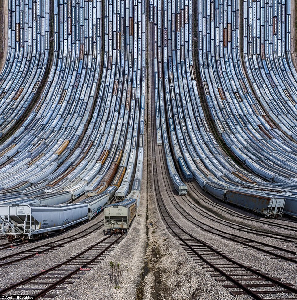 Khoảnh khắc khiến người xem có cảm giác như nhìn ảo ảnh. Trong hình là cảnh các đoàn tàu tại Texas.