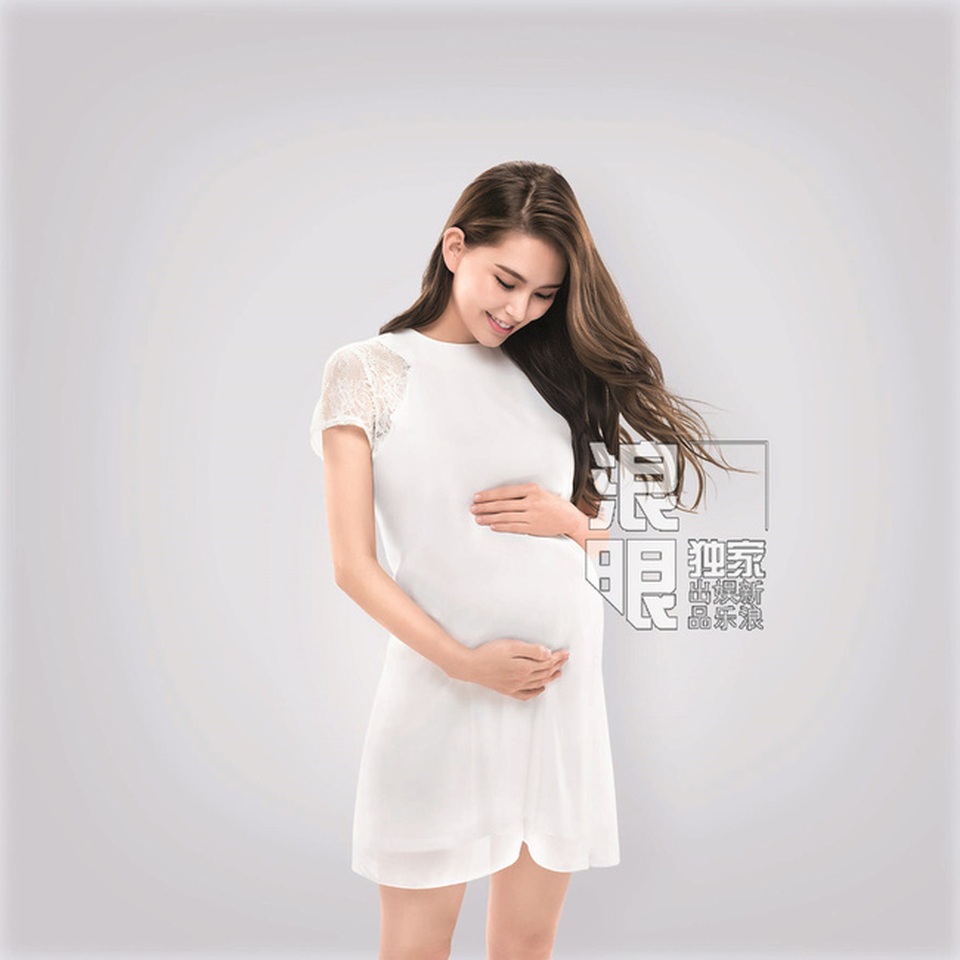 
Bà mẹ trẻ trông thật hạnh phúc và rạng ngời trong loạt ảnh này. Nhiều người nhận xét Côn Lăng hầu như không thay đổi gì trong mỗi lần mang thai. Thậm chí, cô còn mặn mà và quyến rũ hơn.
