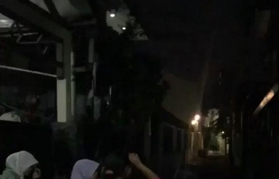 Cơn mưa hiếm gặp chỉ trút xuống một ngôi nhà ở Indonesia - 1 Cơn mưa hiếm gặp chỉ trút xuống một ngôi nhà ở Indonesia - 1