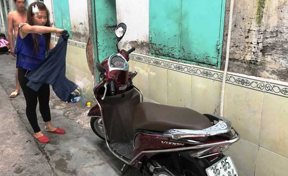 Phát hiện ảnh nóng ngoại tình, chồng khống chế vợ, mở bình gas dọa giết - 3
Theo vợ của anh T. (đối tượng đang bị công an Thủ Đức tạm giữ điều tra về hành vi đe dọa giết người), thì chồng chị hết mực thương yêu vợ con, chí thú làm ăn...
