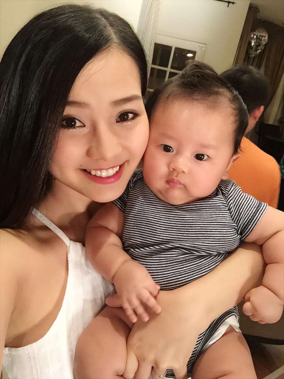Sao "Tôi thấy hoa vàng trên cỏ xanh" khoe con trai 3 tháng tuổi ở Mỹ - 1 Sau khi kết hôn, Khánh Hiền cùng chồng sang Mỹ định cư và đón chào thiên thần của cô tại đây.