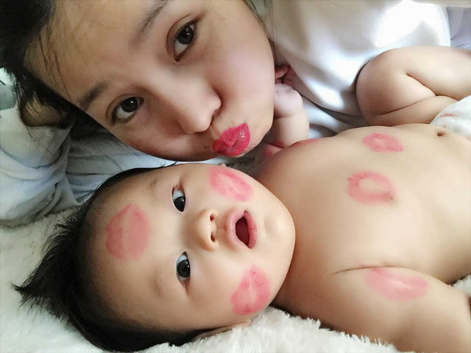 Sao "Tôi thấy hoa vàng trên cỏ xanh" khoe con trai 3 tháng tuổi ở Mỹ - 4 Khánh Hiền chia sẻ, con trai rất hay cười và thích được bố mẹ vỗ về, nói lời yêu thương.