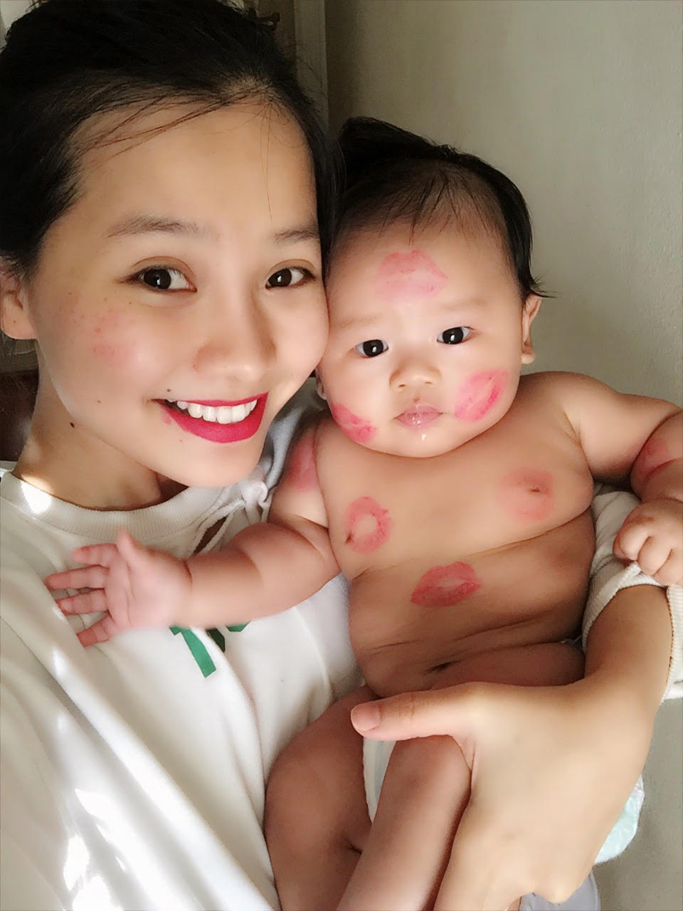 Sao "Tôi thấy hoa vàng trên cỏ xanh" khoe con trai 3 tháng tuổi ở Mỹ - 3 Bà mẹ trẻ còn nghịch ngợm khi tạo đầy dấu hôn trên người con trai mình
