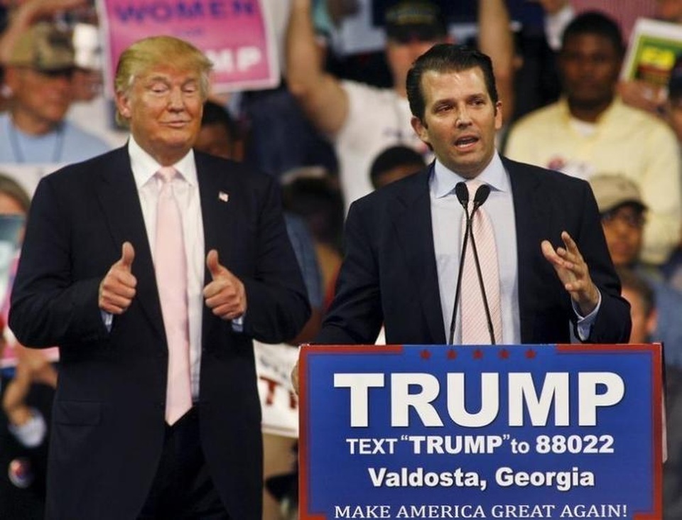 Con trai ông Trump đăng video bố bắn "nổ tung" CNN - 1 Ông Donald Trump Jr. và Tổng thống thống Donald Trump. (Ảnh: Reuters)