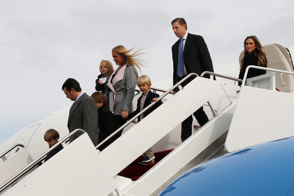 Tổng thống đắc cử Trump mở màn chuỗi sự kiện nhậm chức - 2 Các con, cháu của Tổng thống đắc cử Trump cũng đi cùng chuyến bay với tỷ phú New York. Đại gia đình của ông Trump sẽ cùng sát cánh bên cạnh tổng thống đắc cử trong các sự kiện của ngày nhậm chức.