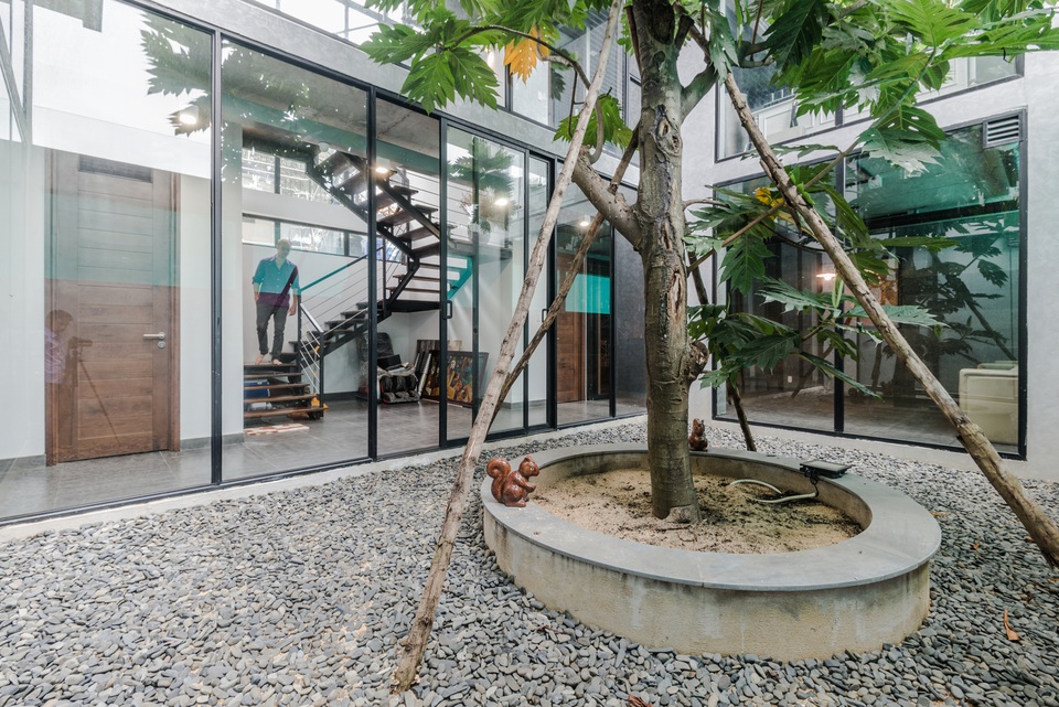 Mê mẩn căn biệt thự ở Sài Gòn đẹp ngỡ như ở trời Tây - 9 Ngay từ tầng hầm, bạn cũng có thể nhìn toàn bộ phần sân vườn với những khóm cây cảnh được trồng ấn tượng nơi trung tâm
