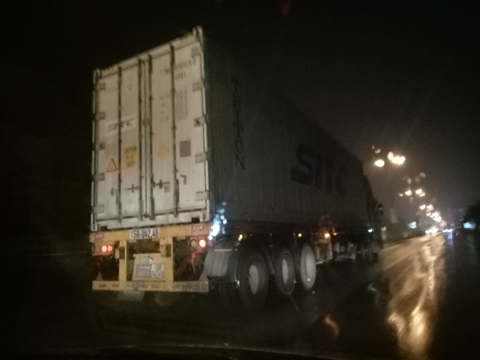 Hãi hùng chen chân cùng xe container trên phố - 1
Các xe container lao đi trên QL 5 với tốc độ cao không là chuyện hiếm, là nỗi ám ảnh của những người cùng tham gia giao thông.
