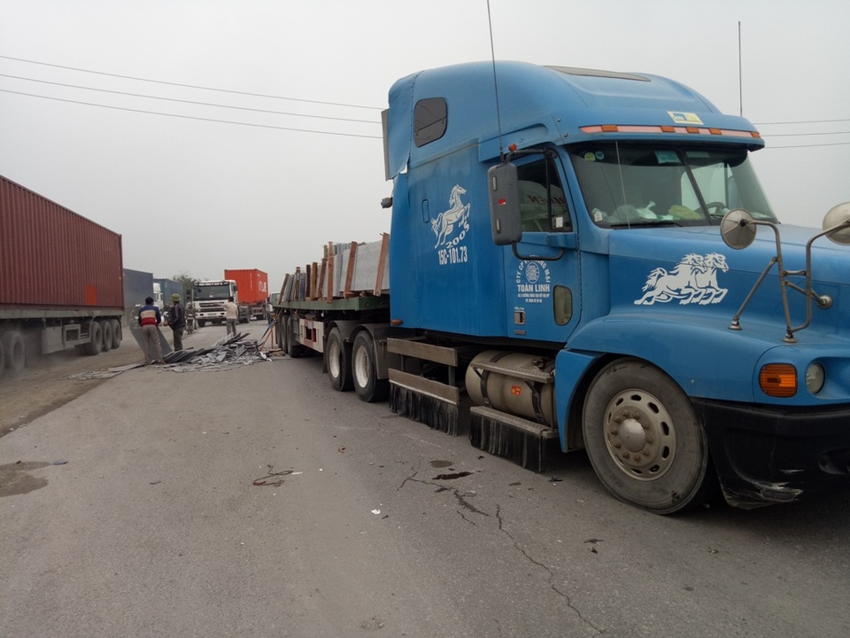 Hãi hùng chen chân cùng xe container trên phố - 2
Xe đầu kéo chở đá xây dựng bị nghiêng, đá đổ xuống quốc lộ (ảnh chụp tại Ba Hàng, Hải Dương)