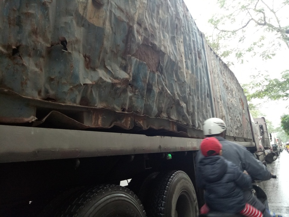 Hãi hùng chen chân cùng xe container trên phố - 3
Một phụ huynh đón con đi học về chen chân trong làn xe container nườm nượp