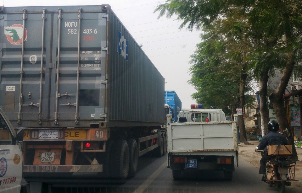 Hãi hùng chen chân cùng xe container trên phố - 4 Hãi hùng chen chân cùng xe container trên phố - 4