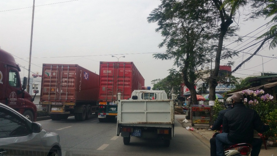 Hãi hùng chen chân cùng xe container trên phố - 5
Bá chủ trên đường