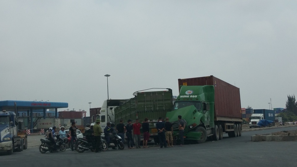 Hãi hùng chen chân cùng xe container trên phố - 6
Một vụ tai nạn do xe đầu kéo container gây ra mới đây tại cảng Đình Vũ - Hải Phòng
