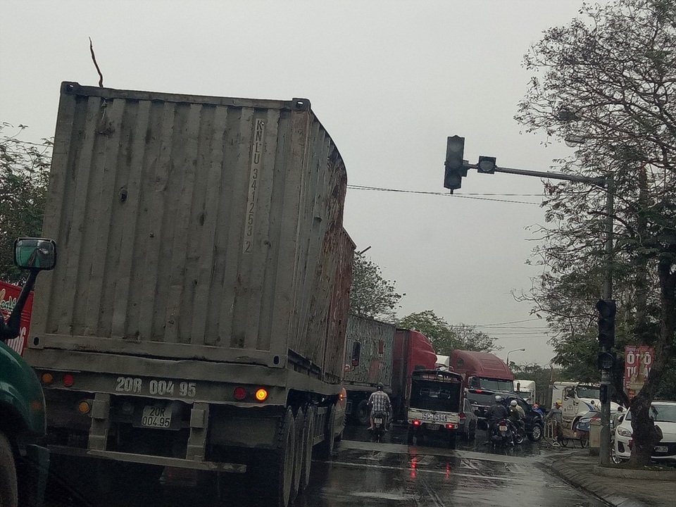 Hãi hùng chen chân cùng xe container trên phố - 8
Nỗi ám ảnh trên đường Nguyễn Trãi, Hải Phòng