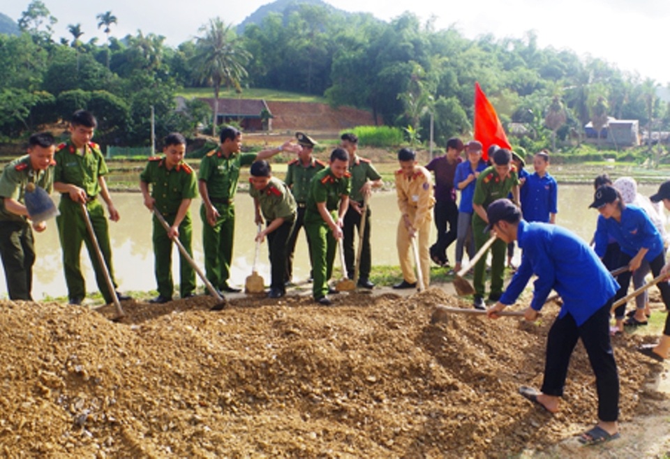 Công an làm đường giúp dân, tặng quà cho học sinh nghèo - 1 
Lực lượng Công an huyện Như Thanh, sinh viên tình nguyện của Học viện An ninh nhân dân làm đường giao thông nông thôn giúp dân