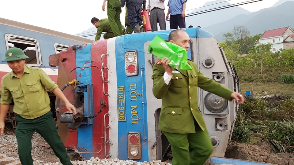 Lấy hộp đen tàu SE2 làm rõ nguyên nhân vụ tai nạn làm 3 người chết - 1 Lấy hộp đen tàu SE2 làm rõ nguyên nhân vụ tai nạn làm 3 người chết - 1