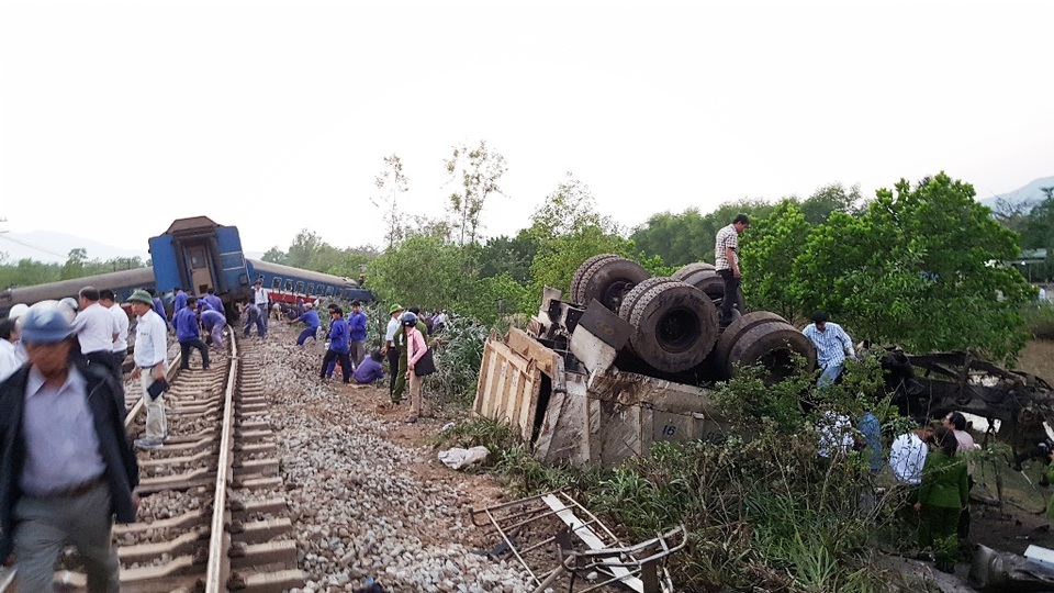 Lấy hộp đen tàu SE2 làm rõ nguyên nhân vụ tai nạn làm 3 người chết - 4
Hiện trường vụ tai nạn đường sắt đặc biệt nghiêm trọng.
