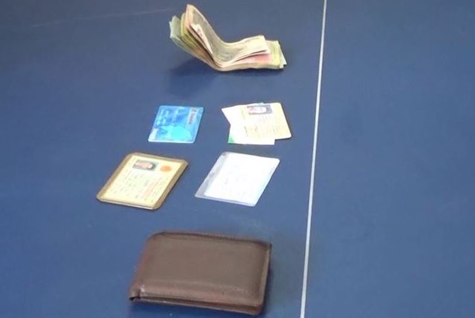 
Chiếc ví của anh Nhựt đánh rơi được Trung sĩ Nguyễn Đoàn Huy Hùng nhặt và trả lại
