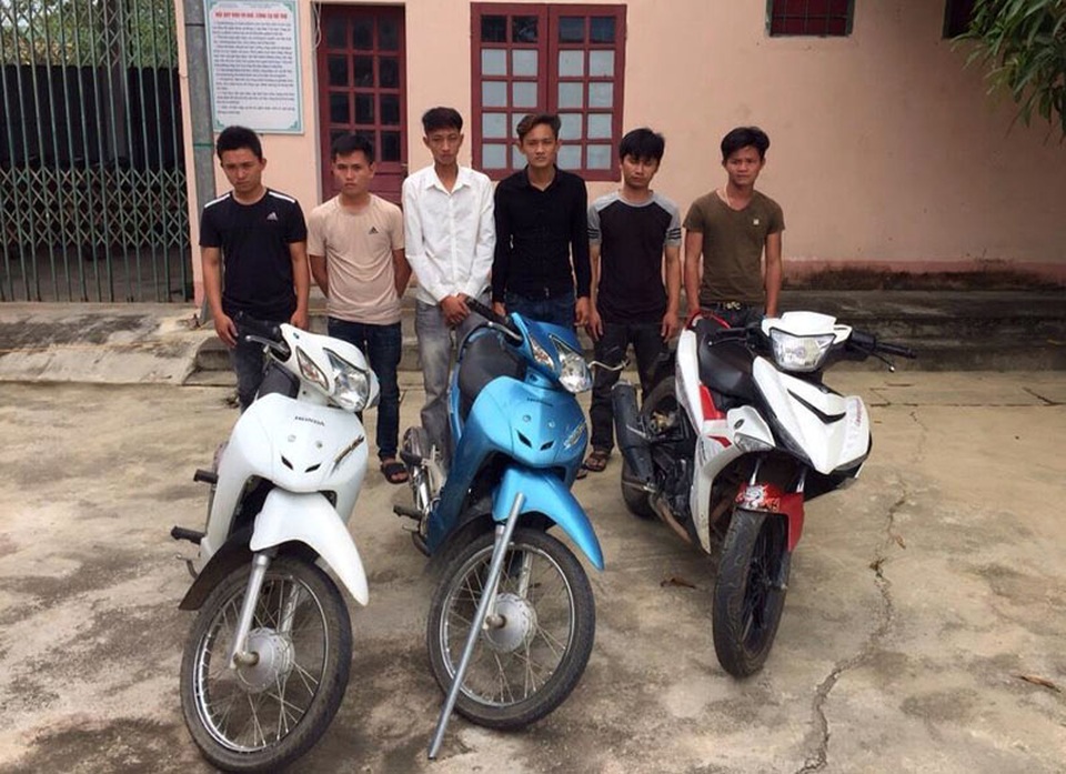 Vụ nam thanh niên bị côn đồ bịt mặt truy sát: Thêm 2 nghi can trình diện - 1 6 nghi can tham gia chém nạn nhân Đoàn Thanh Liêm bị công an huyện Đức Thọ bắt giữ.