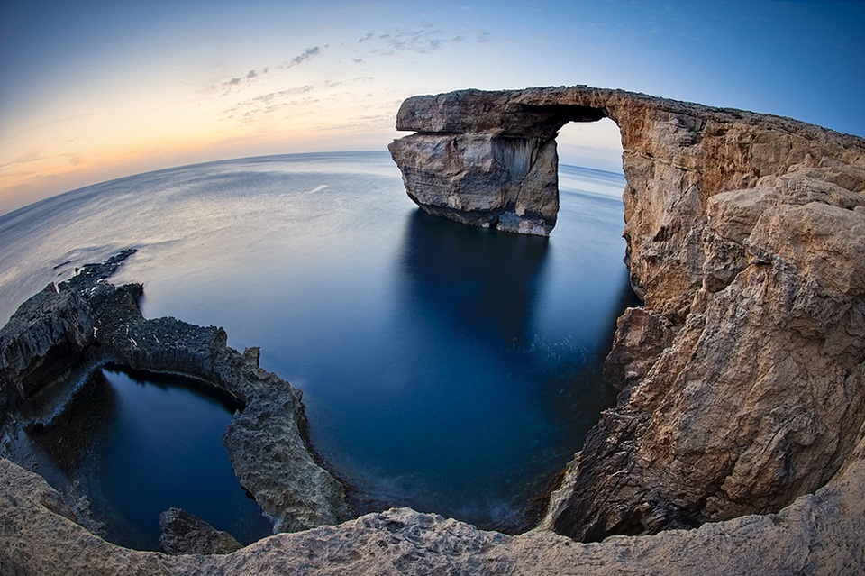 Cổng vòm đá Azure Window nổi tiếng bất ngờ sụp xuống biển vì bão lớn - 1 Toàn cảnh cổng vòm Azure Window từ trên cao
