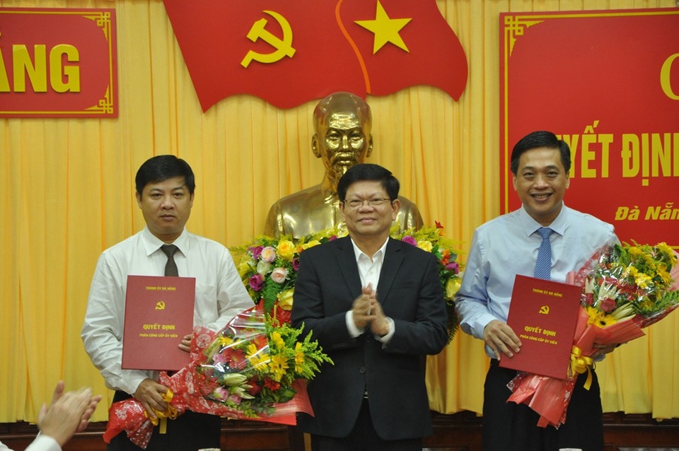 Thành ủy Đà Nẵng công bố Chánh văn phòng mới - 1 Ông Võ Công Trí - Phó Bí thư Thành ủy Đà Nẵng trao quyết định cho ông Lương Nguyễn Minh Triết và ông Đào Tấn Bằng