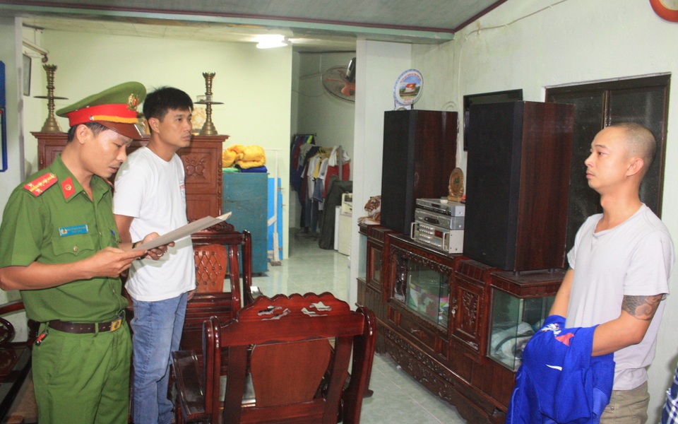 Triệt phá đường dây cá độ bóng đá qua mạng hơn 7 tỷ đồng - 1 Công an công bố quyết định khám xét nhà Lê Nguyễn Bá Thịnh