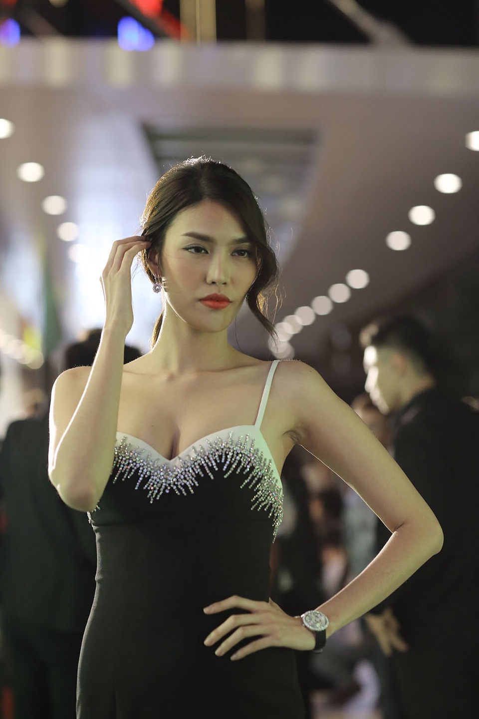 Lan Khuê diện đầm hai dây gợi cảm.