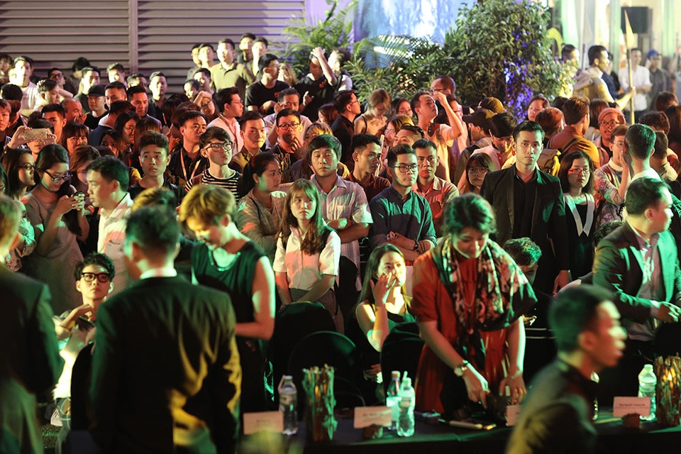 Dàn nghệ sĩ và người dân nhanh chóng tản ra khỏi hiện trường.