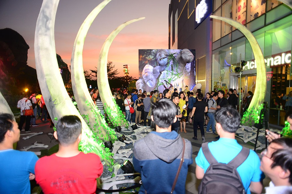 Trung tâm thương mại - nơi diễn ra buổi công chiếu phim bom tấn.