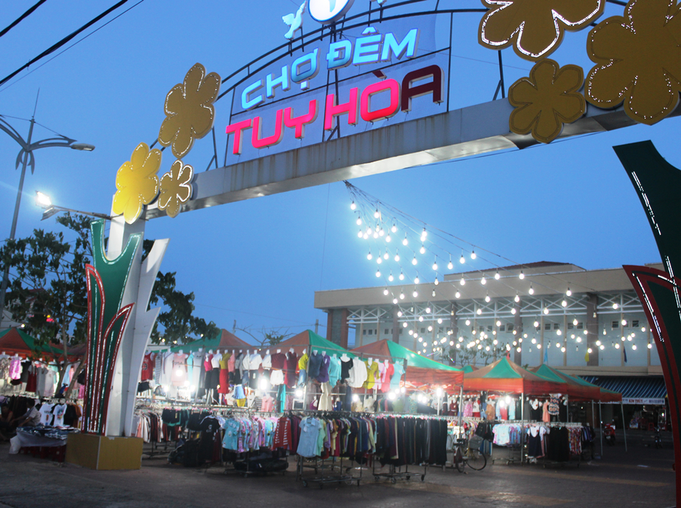 Phú Yên: Tiểu thương bỏ chợ đêm vì buôn bán ế ẩm - 1 Cổng chợ đêm Tuy Hòa (TP Tuy Hòa, Phú Yên)