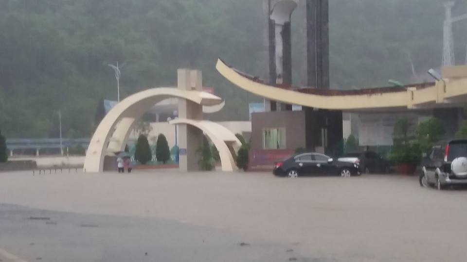 Mực nước hồ thủy điện Hòa Bình vượt cao trình 100m, 18h tối nay xả lũ - 3 Cổng công ty thủy điện Hòa Bình ngập rất sâu.