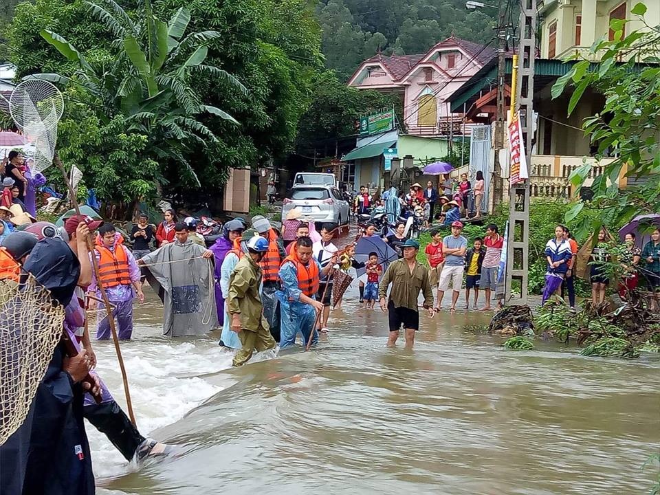 Công an dùng xe chuyên dụng giúp dân vượt vùng nước ngập - 5 Công an huyện Nam Đàn túc trực tại cống tràn đập Ba Khe nhằm đảm bảo an toàn cho người và phương tiện khi đi qua đây