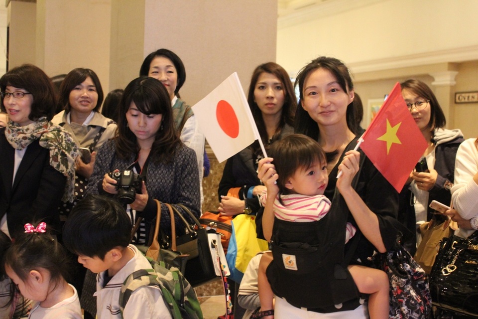 Chị Emimaki địu theo con gái 2 tuổi đến khách sạn trước cả tiếng để mong được gặp Nhật Hoàng và Hoàng hậu.