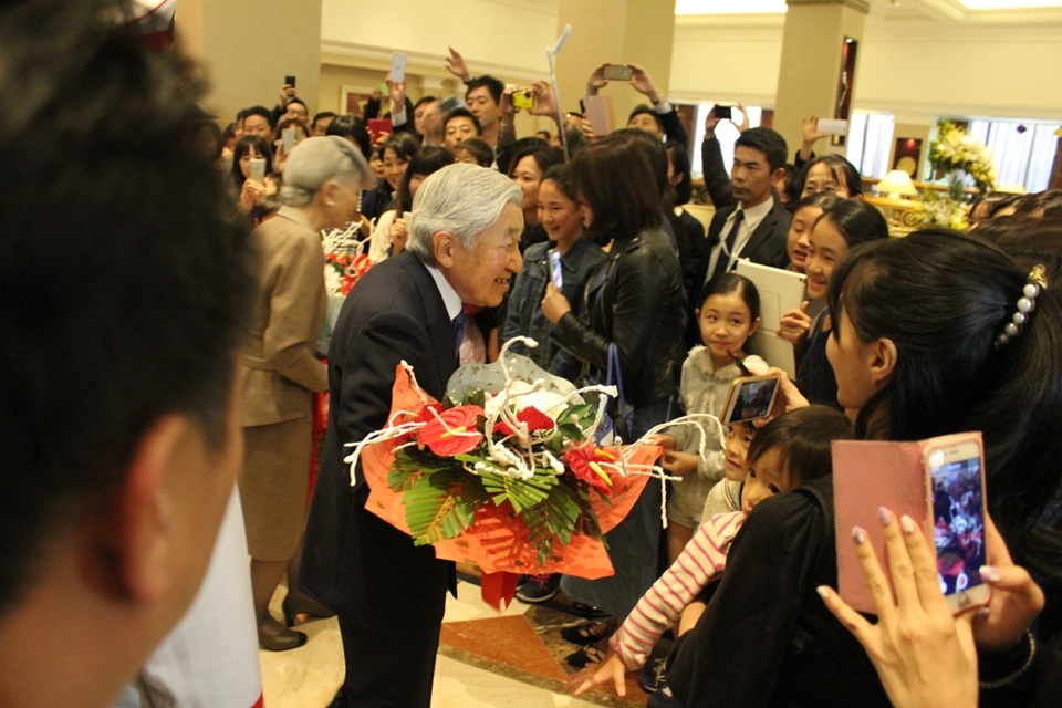 Nhật hoàng và Hoàng hậu bước trước sự chào đón nồng nhiệt của cộng đồng người Nhật tại Việt Nam