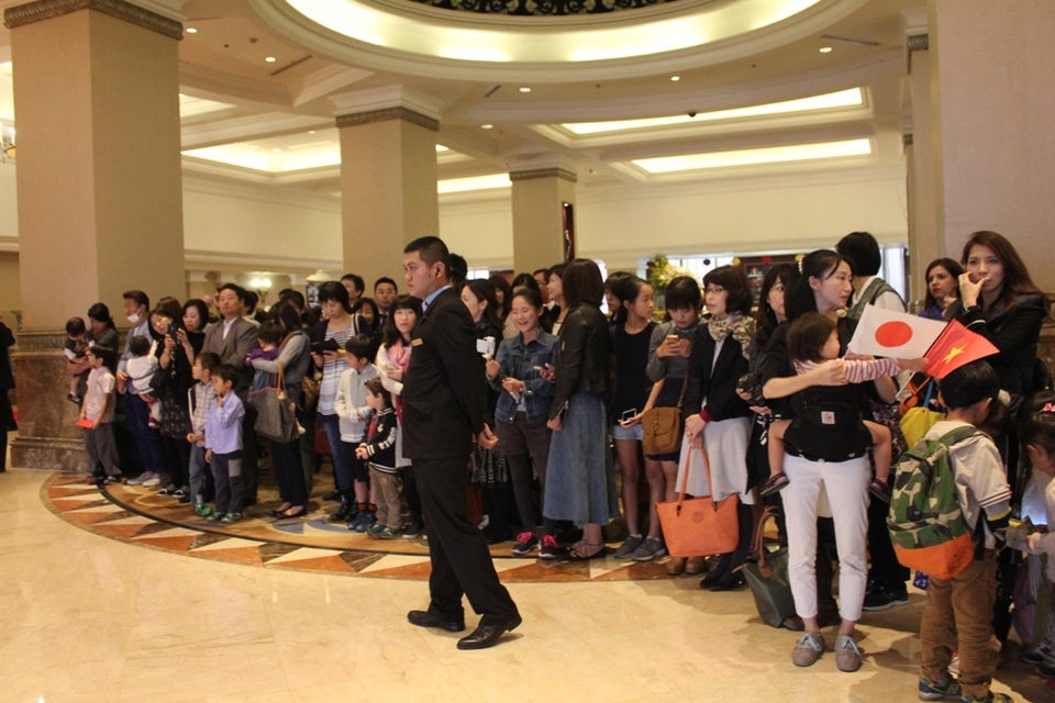 Người Nhật háo hức tiếp kiến Nhật hoàng tại Hà Nội - 8