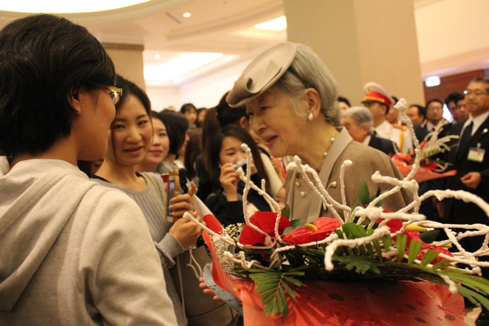 
Nhà vua và Hoàng hậu ân cần trò chuyện với các công dân đất nước mặt trời mọc đang làm việc, sinh sống xa quê hương.
