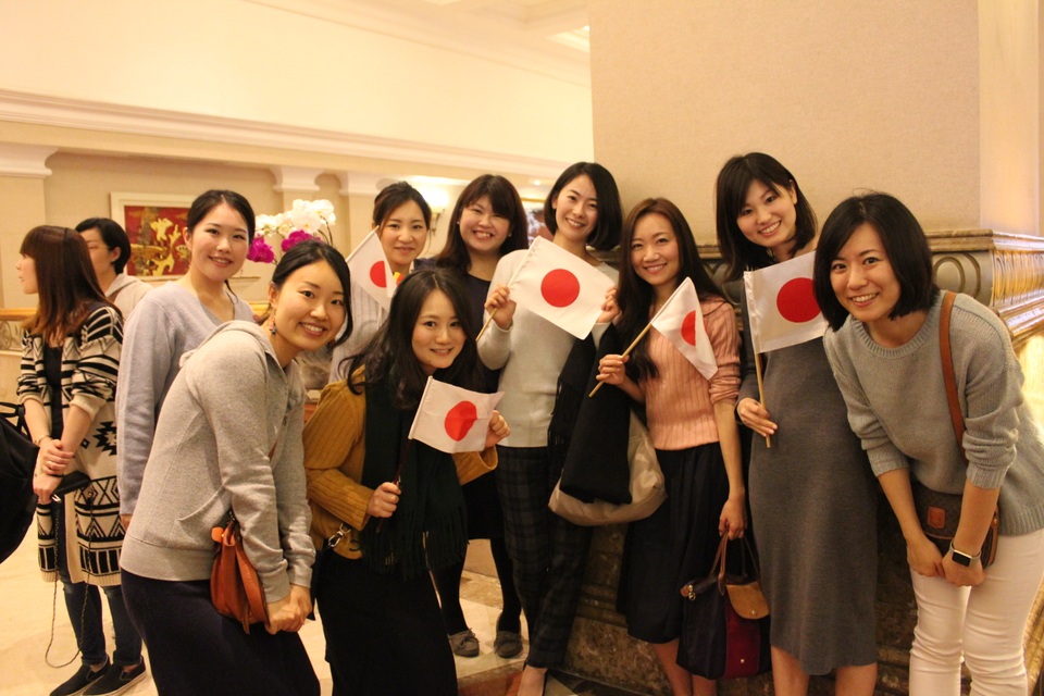 Rực rỡ cờ Nhật chào đón Nhật hoàng và Hoàng hậu