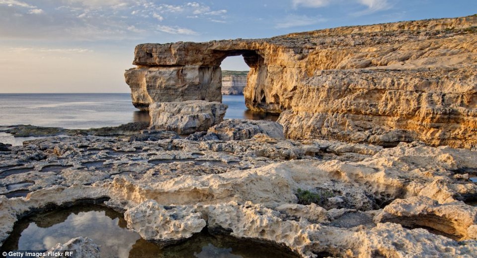 Cổng vòm đá Azure Window nổi tiếng bất ngờ sụp xuống biển vì bão lớn - 5 Vẻ đẹp hùng vỹ của Azure Window được coi là biểu tượng du lịch tại quốc đảo Malta