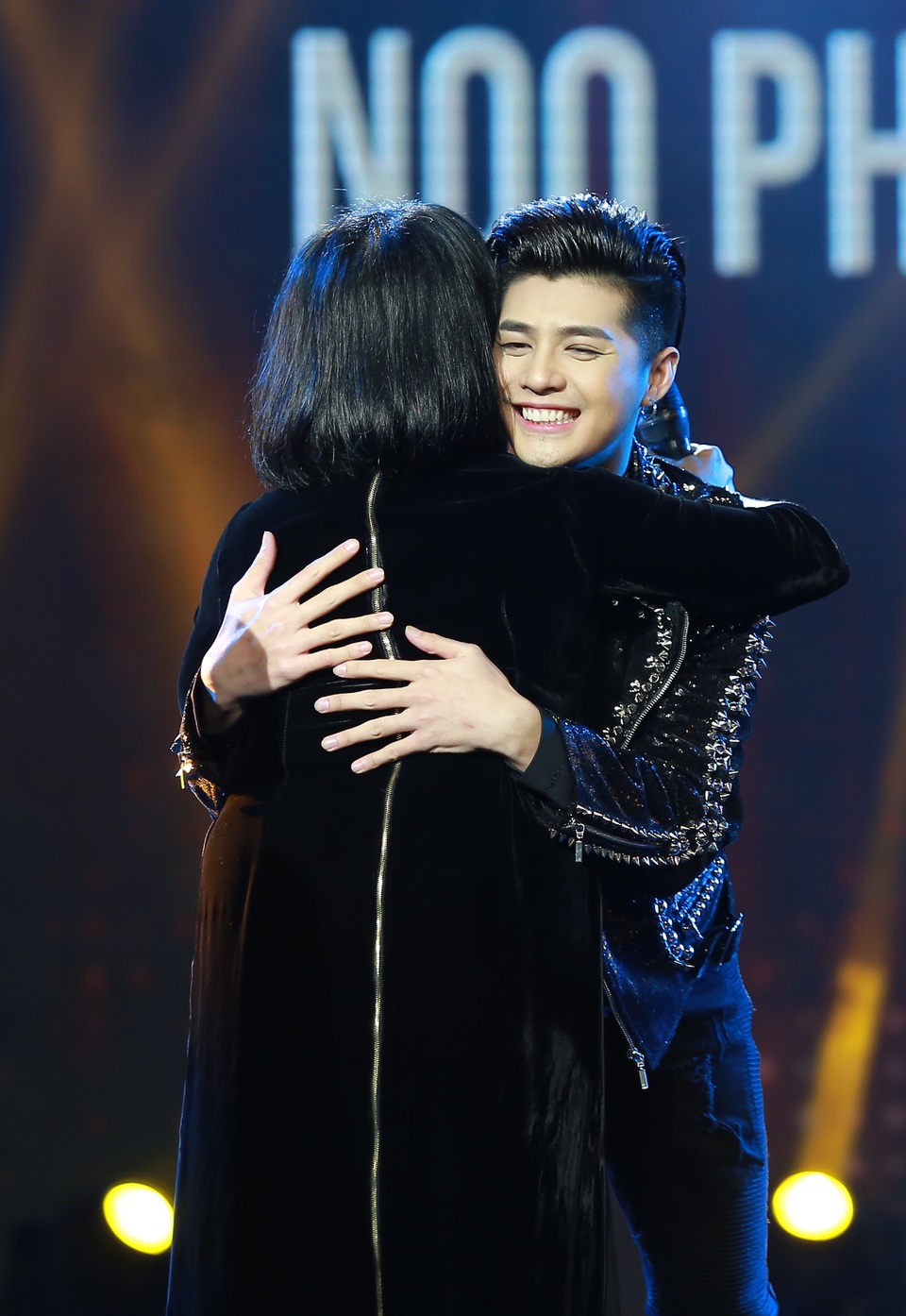 Ca sĩ Cẩm Vân dành cho Noo cái ôm chúc mừng khá thắm thiết