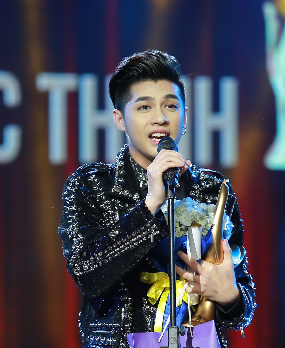 Noo Phước Thịnh vượt mặt nhiều ca sĩ, giành giải ca sĩ của năm - 1