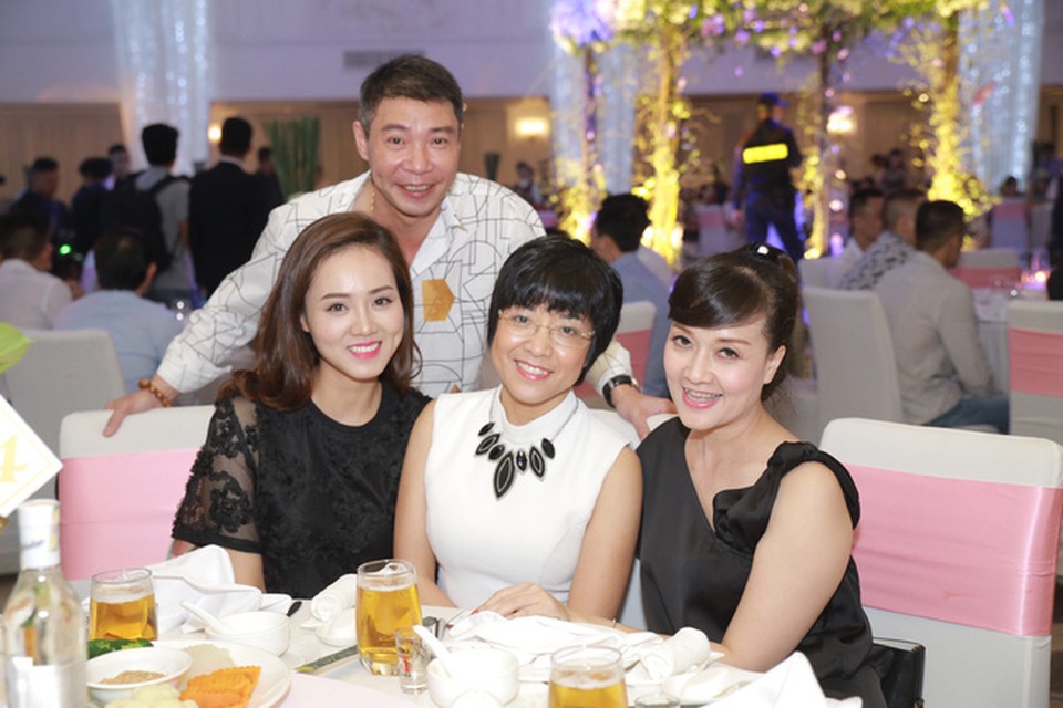 Công Lý đến dự tiệc Thành Trung cùng bạn gái mới và Thảo Vân - 2 Cả 3 ngồi chung bàn và cười rất tươi trước ống kính.