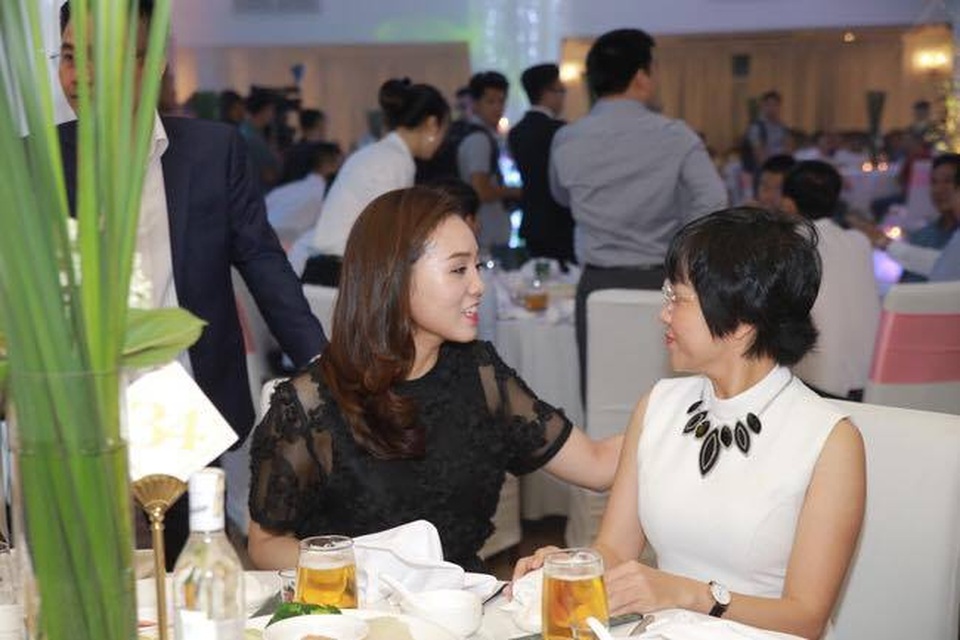 Công Lý đến dự tiệc Thành Trung cùng bạn gái mới và Thảo Vân - 3 Bạn gái mới và vợ cũ của Công Lý trò chuyện rất thân mật khi nam diễn viên đi sang bàn bên.