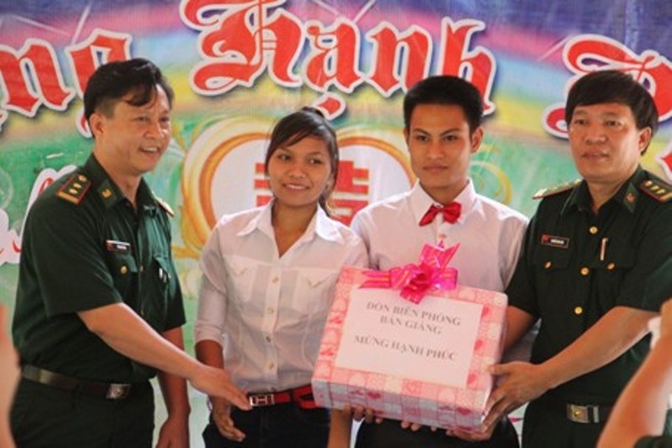 Gặp lại đôi vợ chồng trẻ 2 năm sau “đám cưới đặc biệt” - 2 Những món quà dành cho đôi bạn trẻ Công -Mai trong ngày cưới