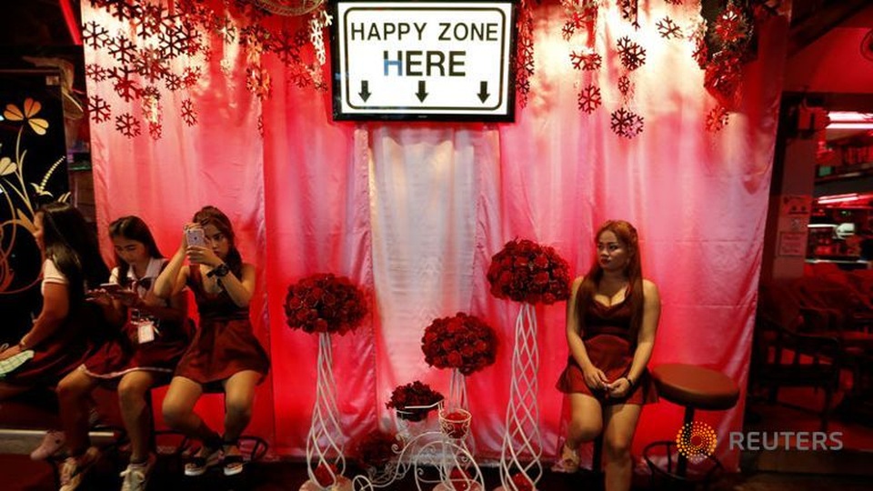 
Các nữ tiếp viên bên ngoài một quán bar ở Pattaya. (Ảnh: Reuters)
