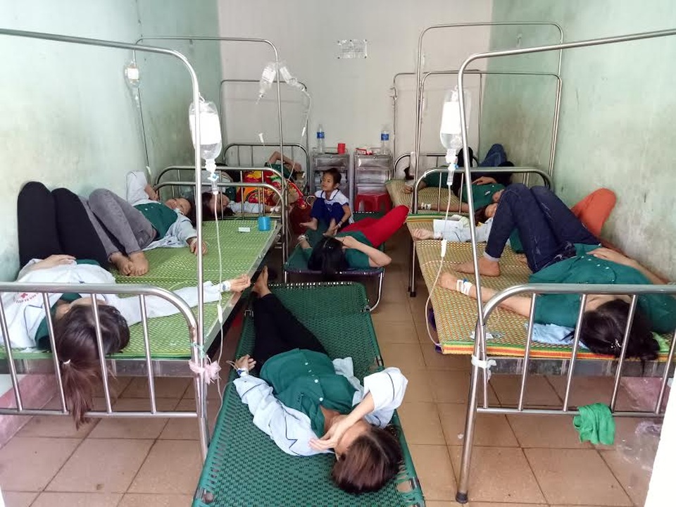 Hàng chục công nhân nhập viện sau bữa ăn trưa - 1
Các công nhân đang được điều trị (Ảnh: Nguyễn Duy)