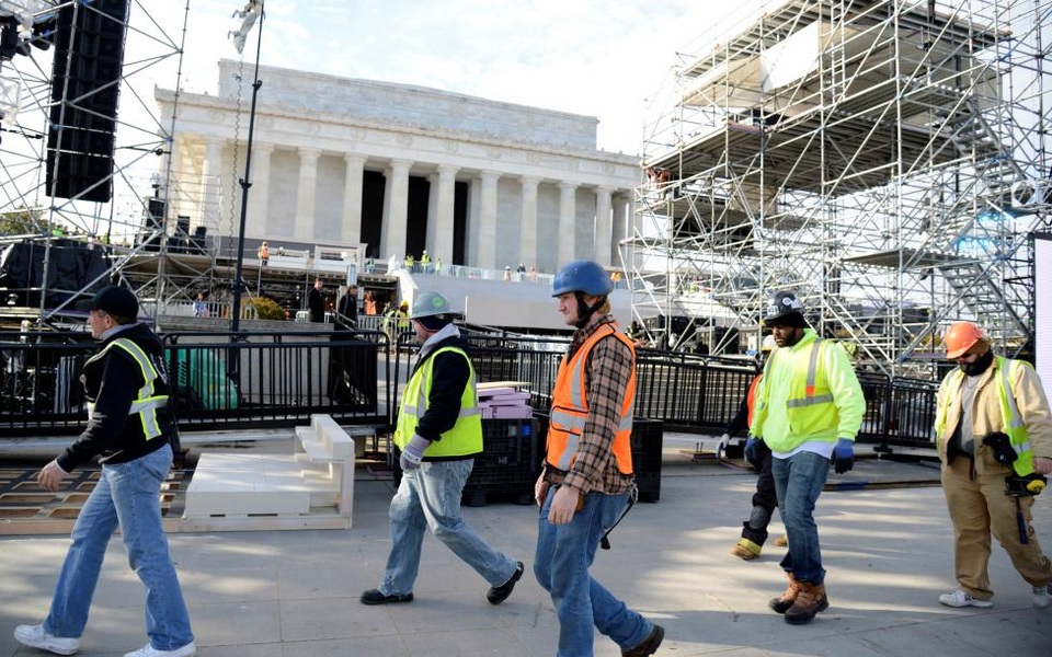 Washington tất bật chuẩn bị cho lễ nhậm chức của ông Trump - 4 Các công nhân vẫn làm việc tất bật tại khu vực sân khấu tại Điện Capitol, nơi tân tổng thống tuyên thệ nhậm chức vào ngày 20/1 (Ảnh: Newsday)