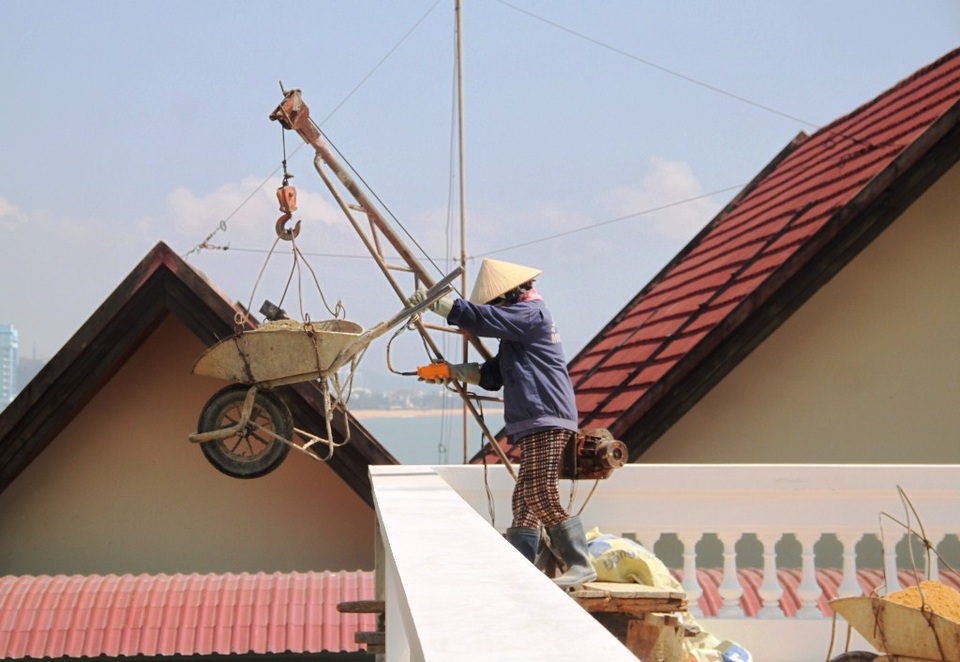 Bình Định: Bị “tuýt còi”, doanh nghiệp vẫn xây dựng công trình không phép - 2 Dù ngành chức năng Bình Định đã ra quyết định xử phạt hành chính, ngừng thì công nhưng doanh nghiệp vẫn tiếp tục xây dựng