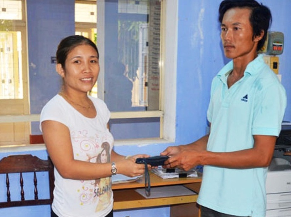 Hành động đẹp của nữ công nhân nghèo khi đi khám bệnh - 1 Chị Phạm Thị Thu Loan trao trả lại chiếc ví là cả gia tài cho anh Trương Văn Hóa